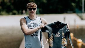 Przepłynął wpław 80 km, aby pomóc dzieciom