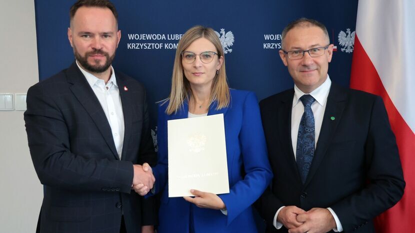 W czwartek nominację Karinie Czyżewskiej na Wojewódzkiego Inspektora Jakości Handlowej Artykułów Rolno-Spożywczych w Lublinie wręczył Krzysztof Komorski, wojewoda lubelski (z lewej). W uroczystości uczestniczył także wicewojewoda Andrzej Maj.