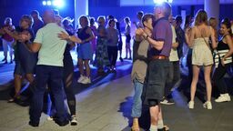 Puławianie bawią się na sobotnich potańcówkach. Tańczą na Placu Chopina