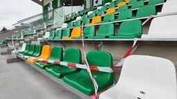 Część miejsc na trybunie jest wyłączona z użytku podczas meczów, bo nie mają one charakteru imprezy masowej i nie mogą pomieścić więcej niż 1 tys. osób 