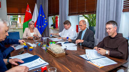 Przyszli księża do urzędu. Podpisali umowy na duże pieniędze