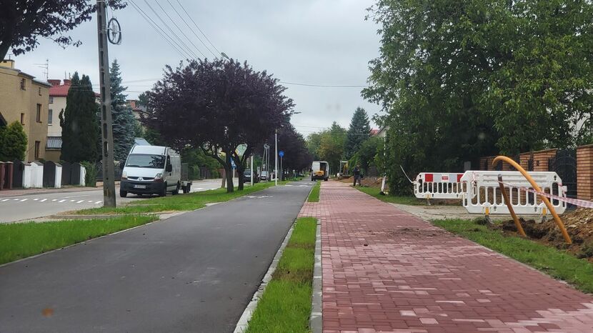 Obecnie trwa remont sieci gazowej tuż obok nowo powstałego chodnika i ścieżki rowerowej.