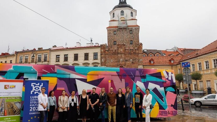 Kolorowy autobus został przygotowany specjalnie z okazji festiwalu