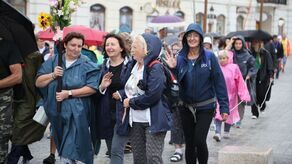 W deszczu, ale z pieśnią na ustach. Pielgrzymi idą na Jasną Górę