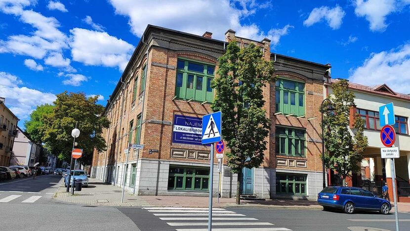 Budynek dawnego sądu mieści się w centrum miasta