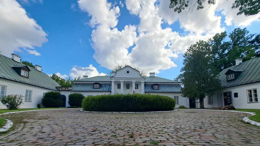 Powiatowa Biblioteka Publiczna im. prof. Wiktora Zina mieści się w zespole dworskim Du Chateau, gdzie ma swoją siedzibę również Muzeum im. ks. Stanisława Staszica