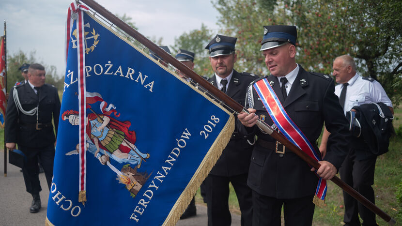 W obchodach 60-lecia istnienia OSP w Ferdynandowie uczestniczyły także inne jednostki z okolicznych miejscowości, które wspólnie przemaszerowały prezentując swoje sztandary.