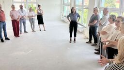 Na spotkanie z wiceminister edukacji przybyli do remontowanego przedszkola na ulicy Olchowej dyrektorzy innych miejskich placówek oświatowych