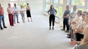 Na spotkanie z wiceminister edukacji przybyli do remontowanego przedszkola na ulicy Olchowej dyrektorzy innych miejskich placówek oświatowych