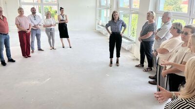 Na spotkanie z wiceminister edukacji przybyli do remontowanego przedszkola na ulicy Olchowej dyrektorzy innych miejskich placówek oświatowych