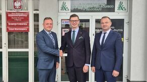 Wojciech Dziduch, nowy zastępca kierownika Oddziału Terenowego KRUS w Biłgoraju odbiera gratulacje od dyrektora lubelskiego oddziału Mateusza Winiarskiego.
