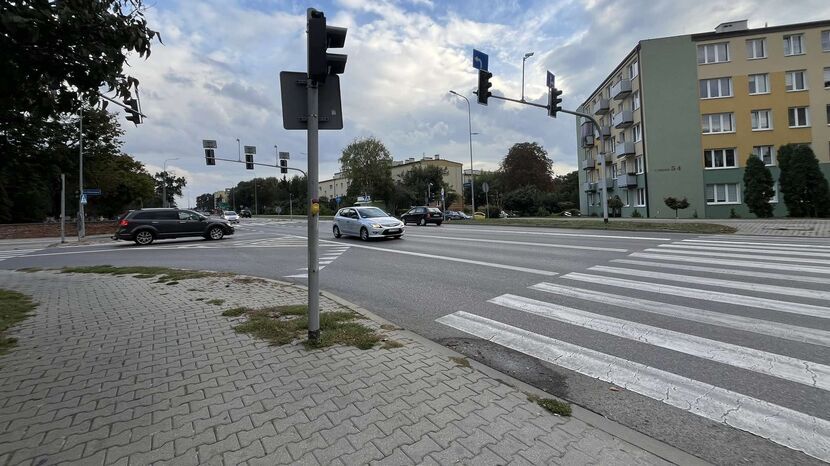 Jeszcze w środę po południu sygnalizacja na skrzyżowaniu Peowiaków i Przemysłowej nie działała, na czwartek zaplanowano ponowne jej uruchomienie. Za jakiś czas znów będzie wyłączona