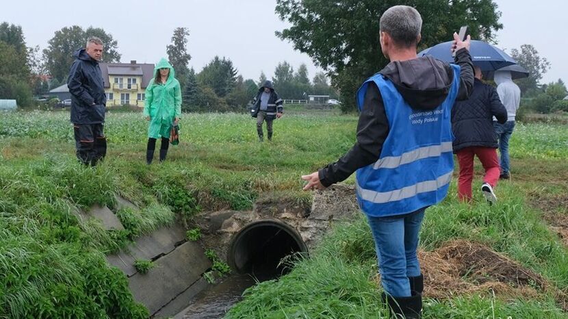 Wizja lokalna zorganizowana przez Państwowe Gospodarstwo Wodne Wody Polskie wydawała się być dla zalewanych mieszkańców ostatnim „kołem ratunkowym”. Póki co , problem wciąż czeka na rozwiązanie<br />
<br />
