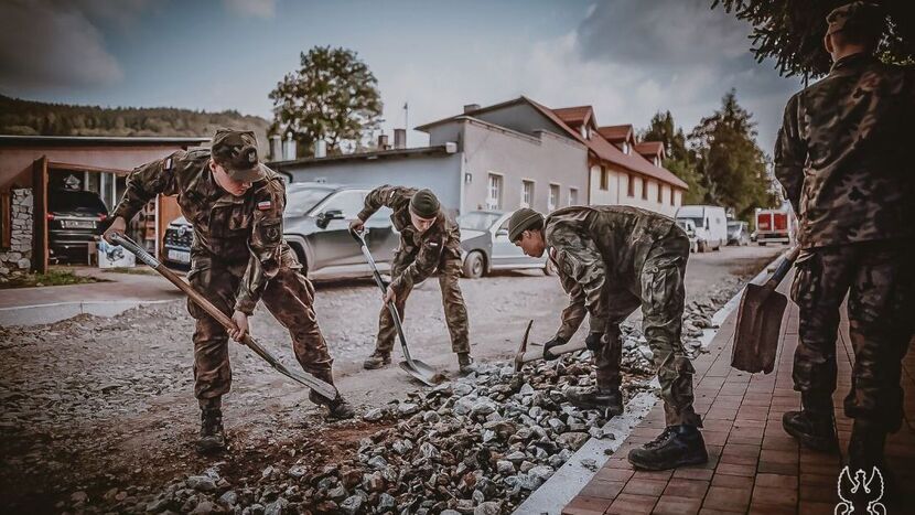  <br />
<br />
Lubelscy terytorialsi zwiększają pomoc dla powodzian. W środę w godzinach wieczornych ponad 100 kolejnych żołnierzy 2 Lubelskiej Brygady OT uda się na Dolny Śląsk, aby wspierać mieszkańców i służby w walce z żywiołem. Lubelscy terytorialsi pomagają mieszkańcom Stronia Śląskiego<br />
<br />
