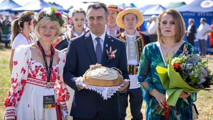 Agnieszka Drozd-Bownik (z lewej) podczas Dożynek Wojewódzkich, które w ostatnią niedzielę odbyły się na lotnisku w Radawcu. Już w najbliższy weekend dyrektor Departamentu Promocji, Sportu i Turystyki UMWL będzie starościną ogólnopolskiego Święta Plonów, organizowanego w Warszawie przez prezydenta RP Andrzeja Dudę!