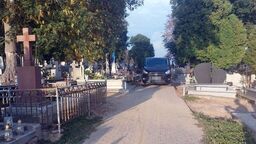 Karawan potrącił na cmentarzu kobietę. Zabrało ją lotnicze pogotowie