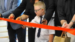 Uczniowie, ich rodzice oraz liczni goście wzięli udział w uroczystości rozpoczęcia roku szkolnego, podczas której miało miejsce uroczyste przecięcie wstęgi, symbolizujące otwarcie nowej części SOSW w Świdniku.