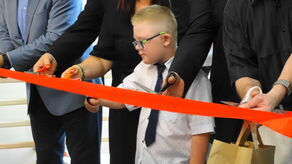 Uczniowie, ich rodzice oraz liczni goście wzięli udział w uroczystości rozpoczęcia roku szkolnego, podczas której miało miejsce uroczyste przecięcie wstęgi, symbolizujące otwarcie nowej części SOSW w Świdniku.