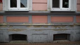 Zawilgocone mury kamienicy w Janowie Podlaskim 