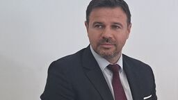 Rafał Zwolak, jako radny opozycji nie podniósł ręki za podwyżką opłat za śmieci. Teraz sam proponuje jeszcze większe niż jego poprzednik