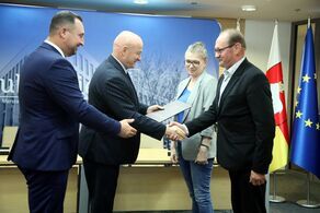 Sypnęli kasą, aby rolnicy mieli lepszy dojazd do pól