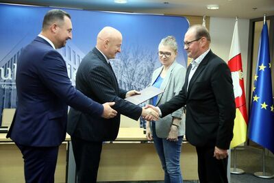 Sypnęli kasą, aby rolnicy mieli lepszy dojazd do pól