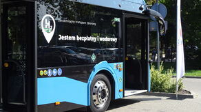 W opinii burmistrza Świdnika, autobusy wodorowe to lepsze rozwiązanie dla transportu publicznego. Mają one być bardziej ekologiczne oraz bezpieczniejsze w porównaniu do pojazdów elektrycznych.