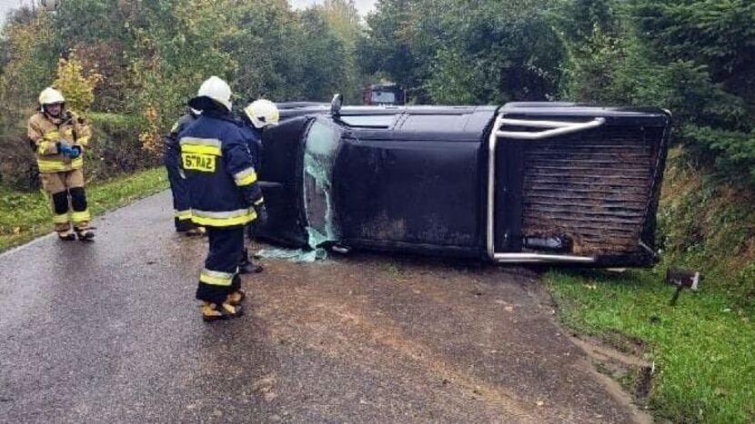 Nic dziwnego, że 48-latek stracił panowanie nad autem. Nie ma prawa jazdy, a za kierownicą siadł kompletnie pijany