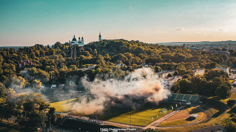 Chełmski ratusz wstrzymał dofinansowanie dla lokalnego klubu sportowego do czasu, aż miasto nie przestanie być nagminnie zaśmiecane plakatami kibiców. Klub podejmuje pierwsze kroki w tej sprawie.