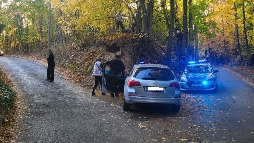 W miejscu znalezienia kości pracowali policjanci pod nadzorem prokuratora. Wezwano też strażaków