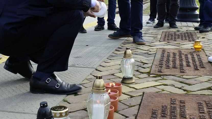 „Z tego miejsca w 1942 roku odjeżdżały pociągi wywożące Żydów z Zamościa i okolicznych miejscowości do niemieckich nazistowskich obozów zagłady. Ku pamięci Żydów polskich, czeskich, niemieckich i austriackich mieszkańców getta w Zamościu zamordowanych w latach 1939-1942.” - taki napis umieszczono na tablicach peronu stacji Zamość Starówka