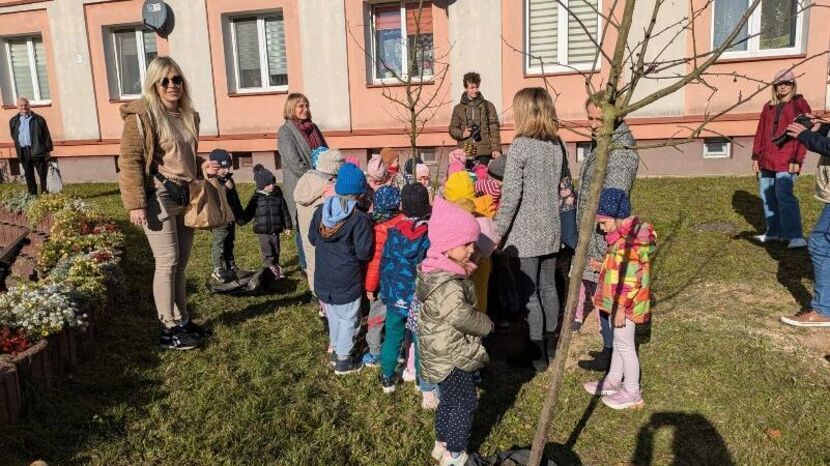 Starsi i najmłodsi chętnie włączyli się w sadzenie drzew w Świdniku. W ten sposób wyrazili troskę o przyszłe pokolenia oraz upamiętnili jubileusz istnienia województwa.