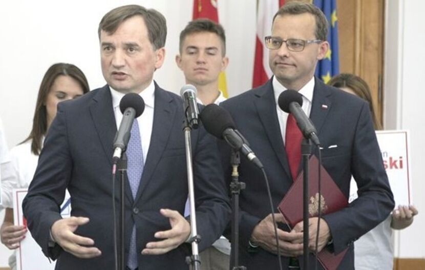 Wiceminister i poseł Marcin Romanowski (z prawej) w ministerstwie kierowanym przez Zbigniewa Ziobrę nadzorował Fundusz Sprawiedliwości.