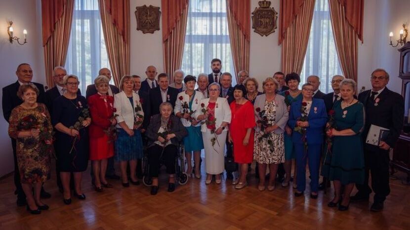 Kolejne nagrody wręczone przez Prezydenta Chełma. Medale za Długoletnie Pożycie Małżeńskie od Prezydenta RP otrzymało 20 chełmskich par.