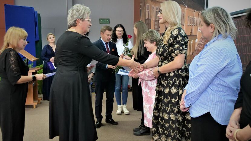 Dziś nie zabrakło uścisków dłoni i uśmiechu na twarzy. Prezydent nagrodził zasłużonych nauczycieli, a nowo powołanym życzył powodzenia w karierze zawodowej.