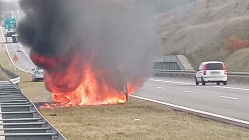 Najpierw w ogniu stanęło auto