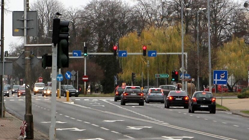 Jedno z głównych skrzyżowań w Puławach, to przy Galerii Zielonej i hotelu Izabella, w tym roku doświadcza regularnych awarii sygnalizacji świetlnych. Nasz Czytelnik naliczył ich już około trzydziestu