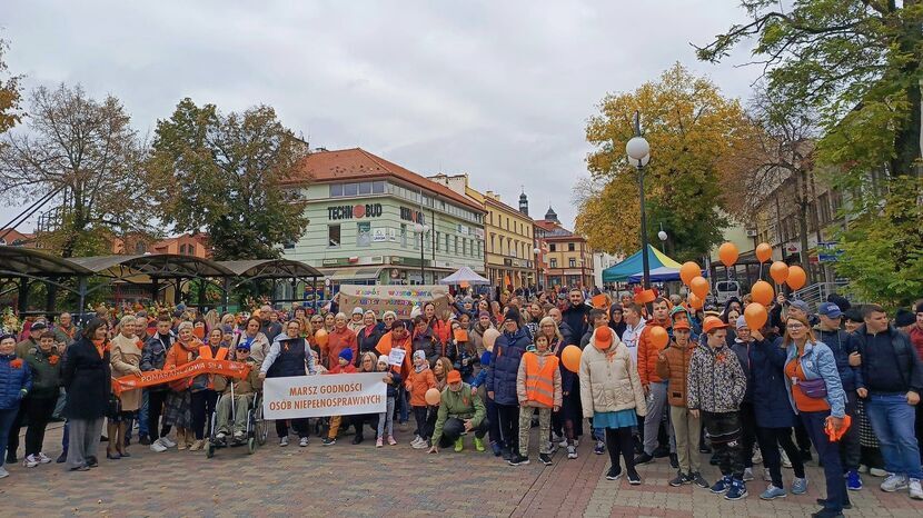 Mieszkańcy Chełma pokazali, że los osób niepełnosprawnych nie jest im obojętny. Kolor pomarańczowy stał się oznaką ich solidarności i wsparcia.