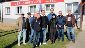 Mieszkańcy Skowieszyna przy odnowionym niedawno budynku świetlicy, gdzie docelowo może funkcjonować także remiza ochotniczej straży. Przy ociepleniu społecznie pracowało blisko 40 osób.