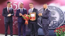 14 nauczycieli docenił marszałek Jarosław Stawiarski nagrodami pieniężnymi 