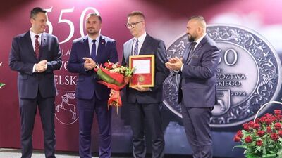 14 nauczycieli docenił marszałek Jarosław Stawiarski nagrodami pieniężnymi 