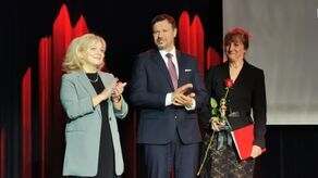 Renata Charoś, polonistka III Liceum Ogólnokształcącego im. Cypriana Kamila Norwida otrzymała specjalne wyróżnienie - tytuł Zasłużony dla oświaty Zamościa. 