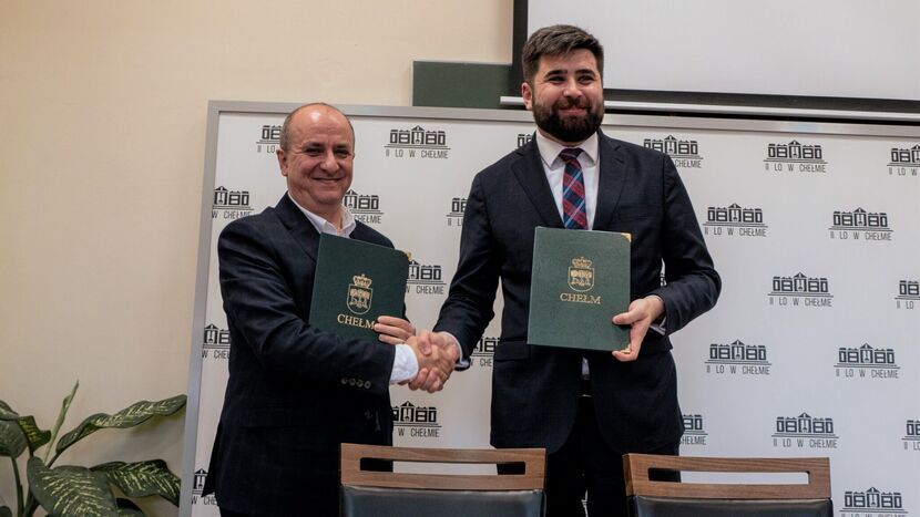 (Po lewej Radosław Dobrowolski, rektor UMCS w Lublinie. Po prawej Jakub Banaszek, prezydent Chełma.)