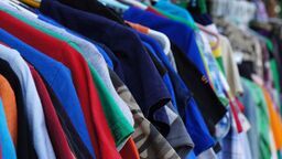 Chciała sprzedać sukienkę, a straciła 27 tys. zł