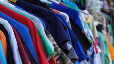 Chciała sprzedać sukienkę, a straciła 27 tys. zł