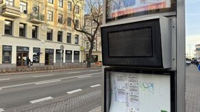 Wyświetlacze nie działają i działać na razie nie będą. Na nowe pieniędzy jeszcze nie ma