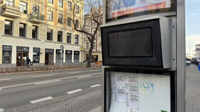 Wyświetlacze nie działają i działać na razie nie będą. Na nowe pieniędzy jeszcze nie ma