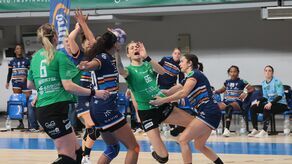 Aleksandra Rosiak (z piłką) pamięta ostatnie wizyty lubelskiej drużyny w Hiszpanii