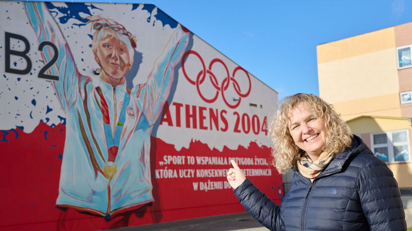 Mural z Otylią Jędrzejczak jako symbol wielkich osiągnięć i motywacji dla młodych chełmskich sportowców.