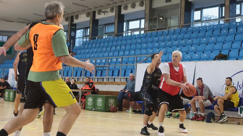 Andrzej Lipski (z piłką) jest liderem Lipa Team